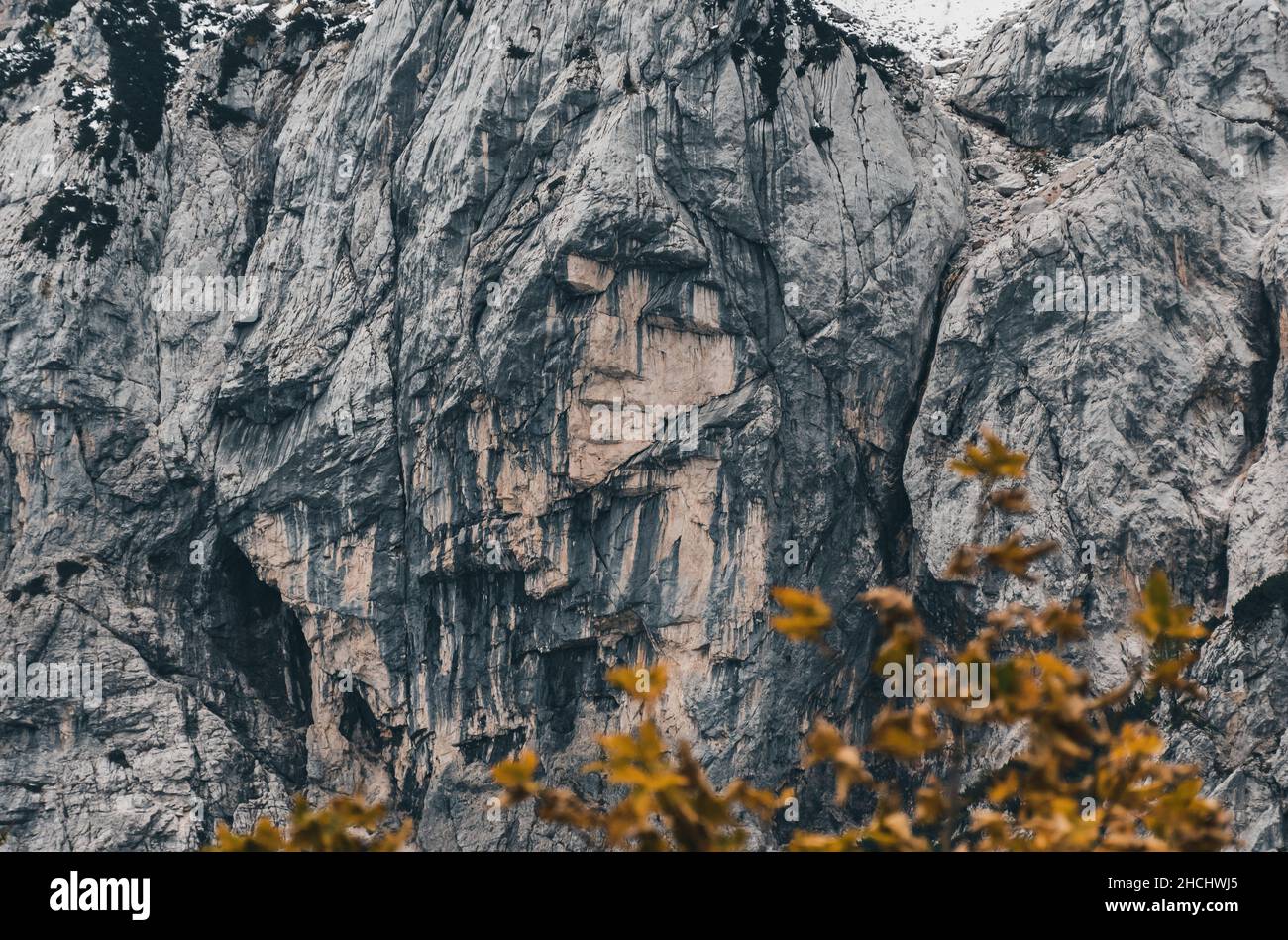 Un primo piano di una montagna che assomiglia ad un volto umano conosciuto come heathen Maiden nelle Alpi in Slovenia Foto Stock