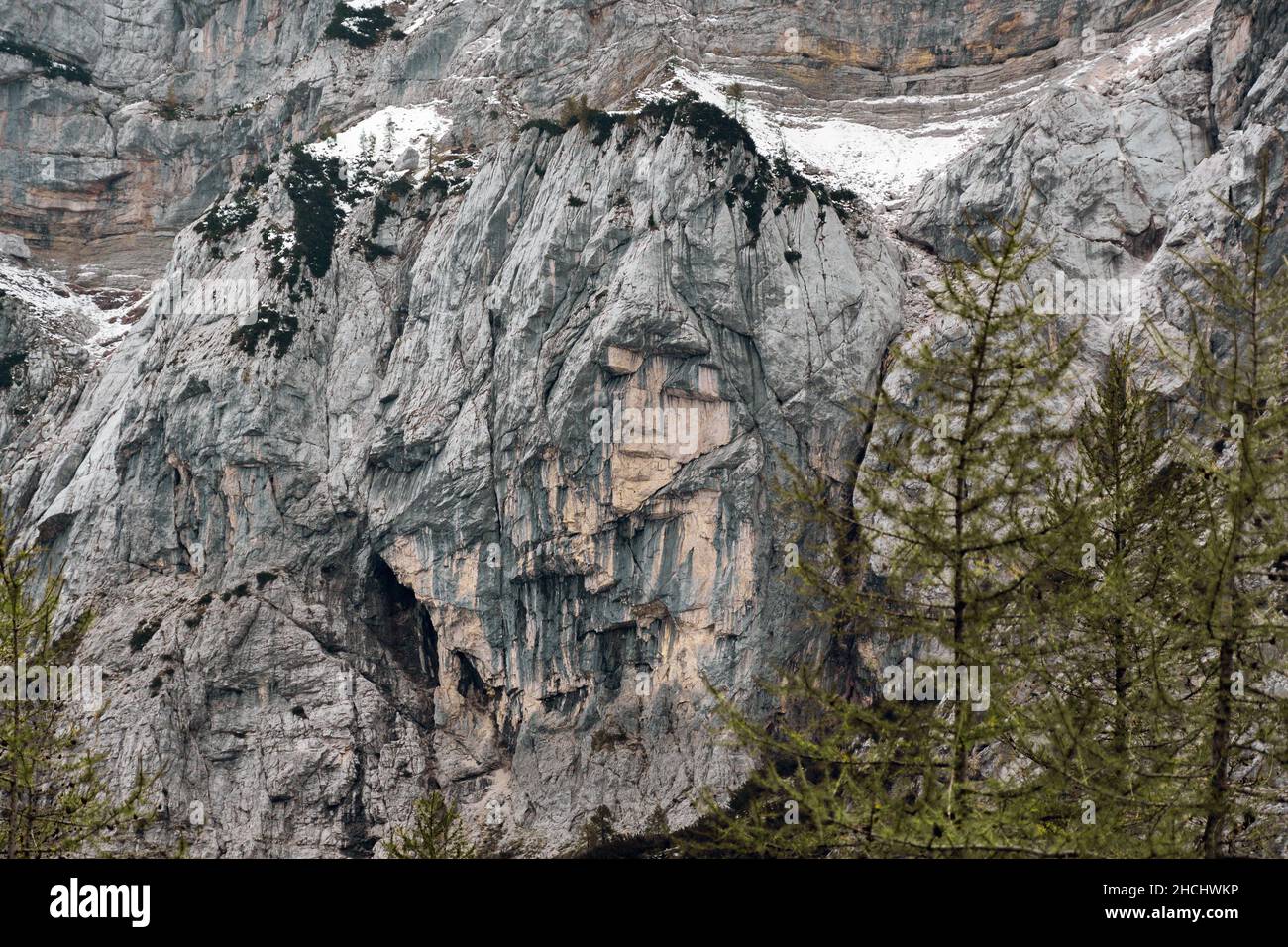 Vista panoramica di una montagna che assomiglia ad un volto umano conosciuto come Heathen Maiden nelle Alpi in Slovenia Foto Stock