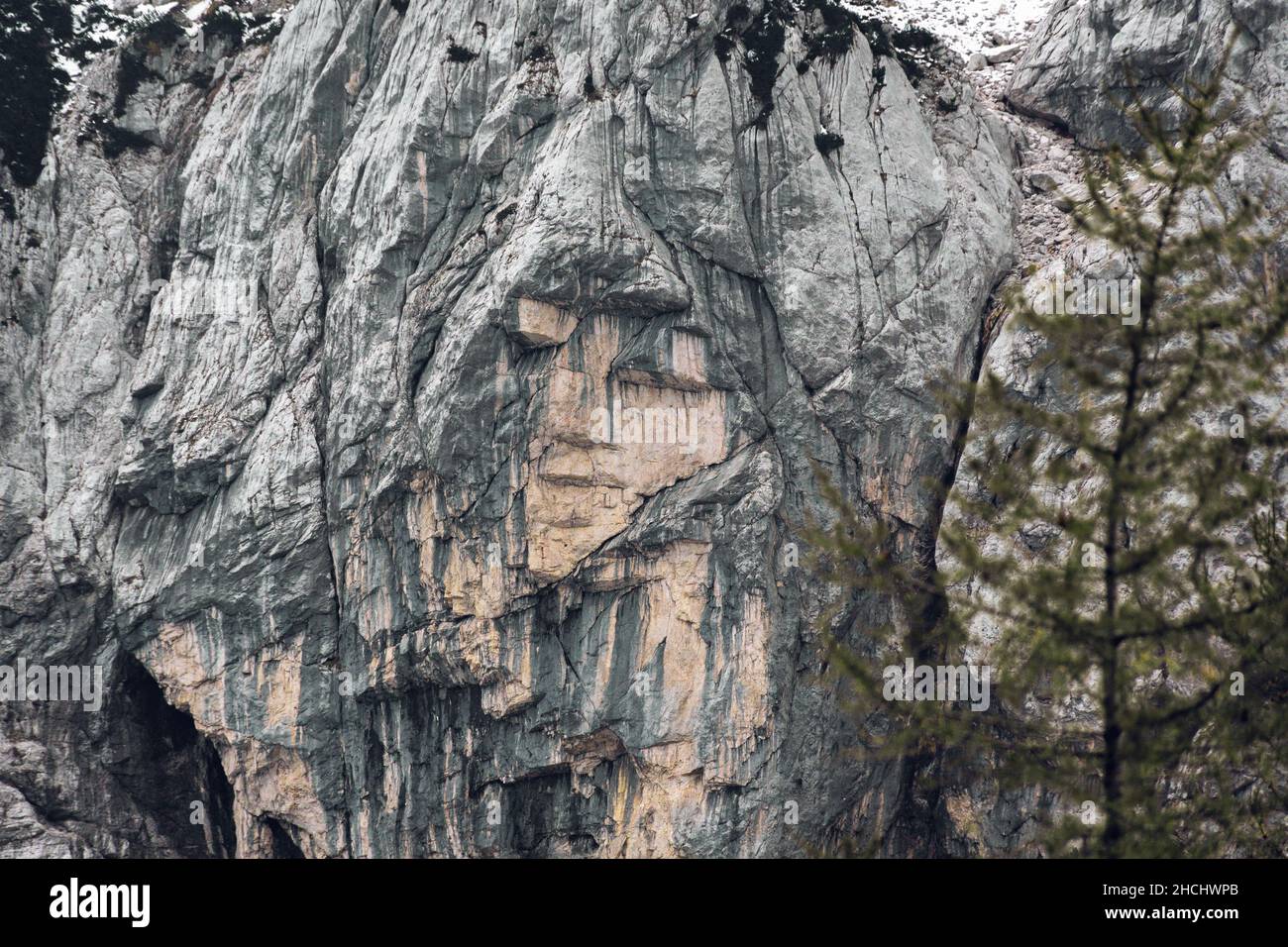 Primo piano di una montagna che assomiglia ad un volto umano conosciuto come heathen Maiden nelle Alpi in Slovenia Foto Stock