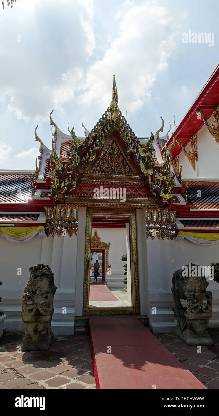 Colpo verticale capovolto del tempio di Wat Suthat Thepwararam Ratchawahawihan a Bangkok, Thailandia Foto Stock