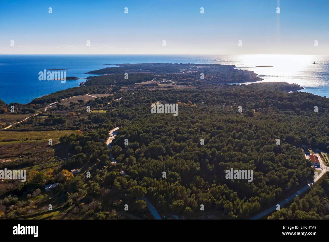 Una vista aerea a Capo Kamenjak da Premantura luogo contro il sole, Istria, Croazia Foto Stock