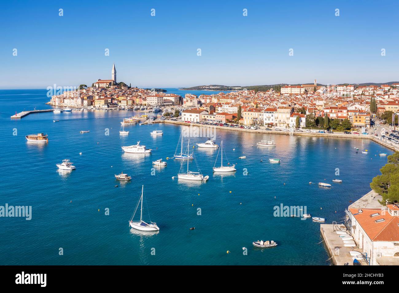 Vista aerea di Rovigno, porto con barche e navi, sullo sfondo chiesa di Sant'Eufemia, Istria, Croazia Foto Stock