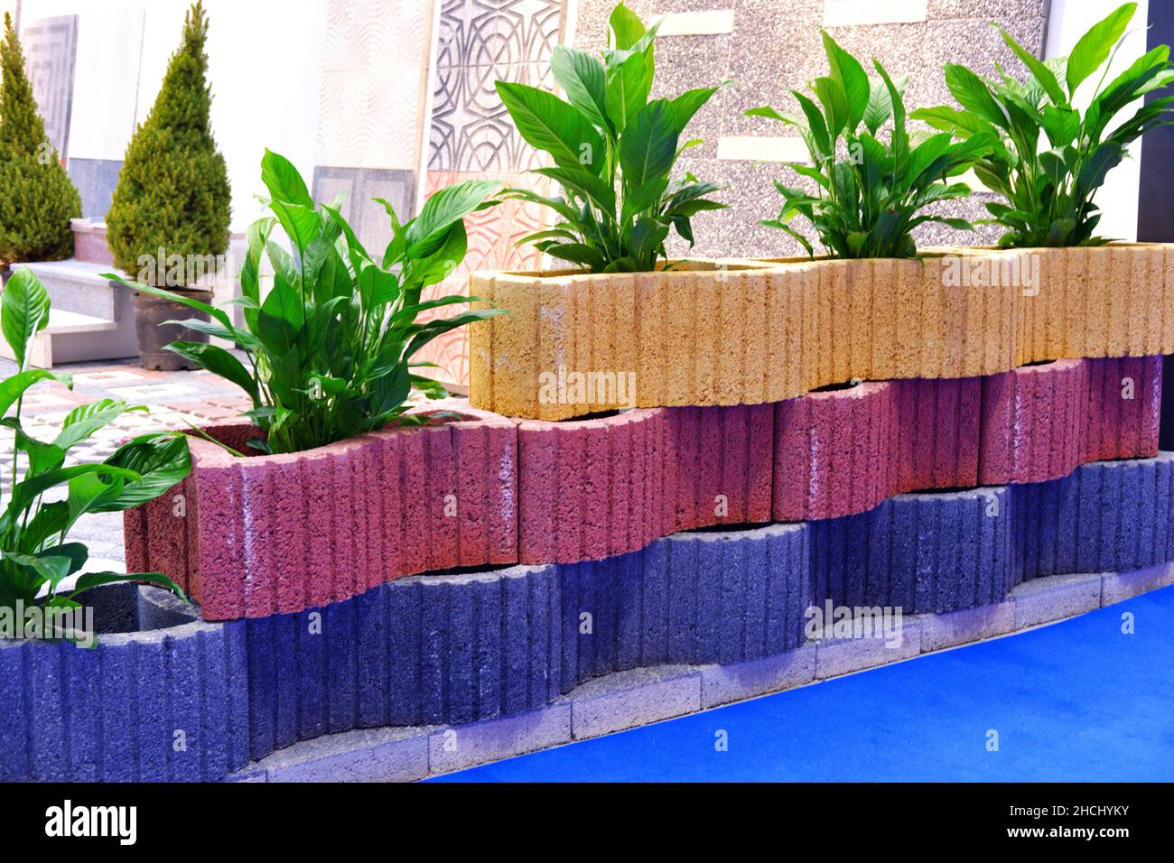 Vasi di fiori in cemento da utilizzare per le strade della città in mostra Foto Stock