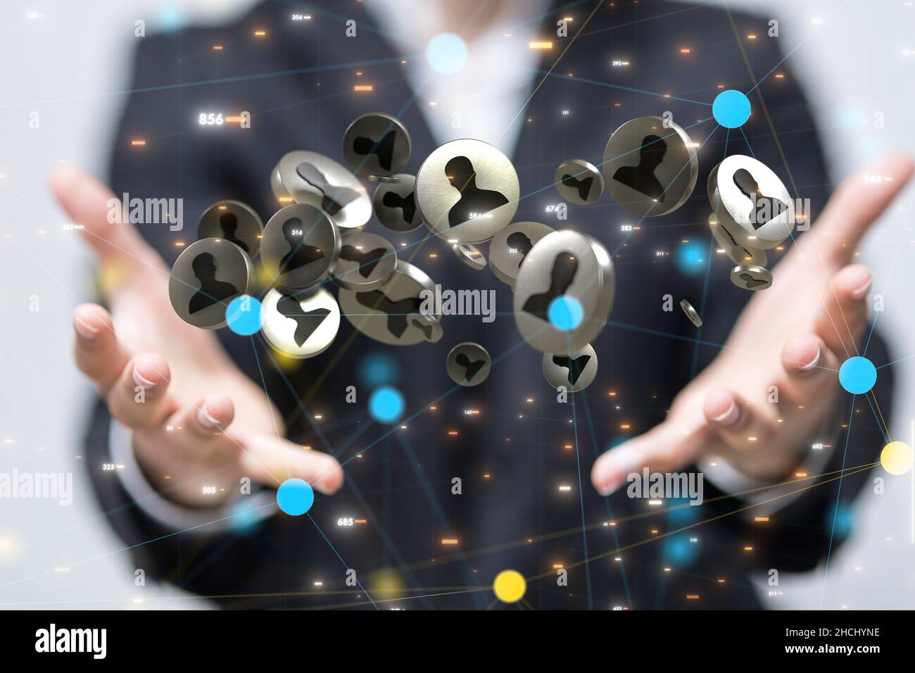 E le comunicazioni di sfondo tematico con icone digitali fluttuanti davanti alle mani Foto Stock