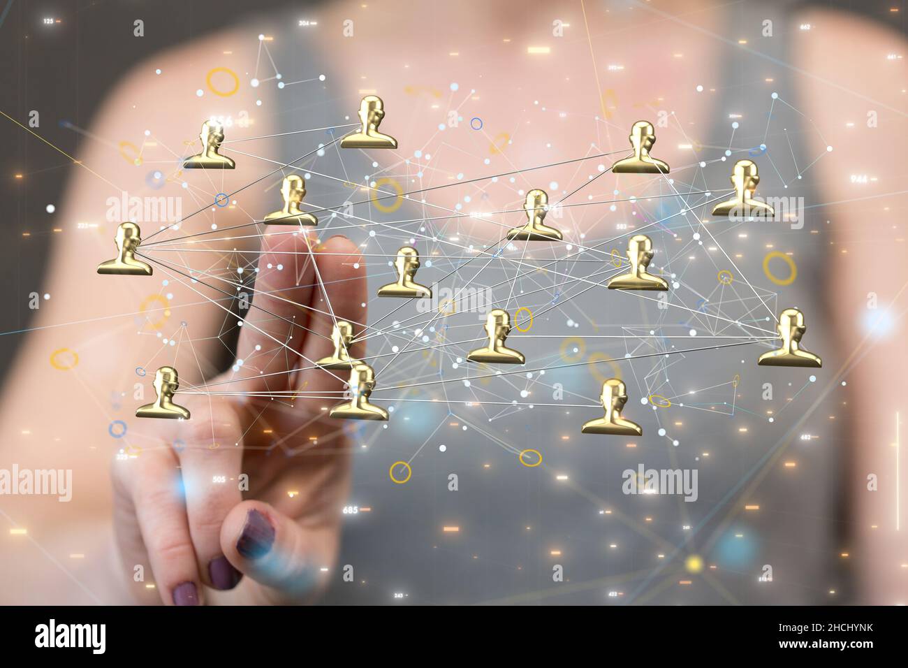 E le comunicazioni di sfondo tematico con icone digitali fluttuanti davanti alle mani Foto Stock