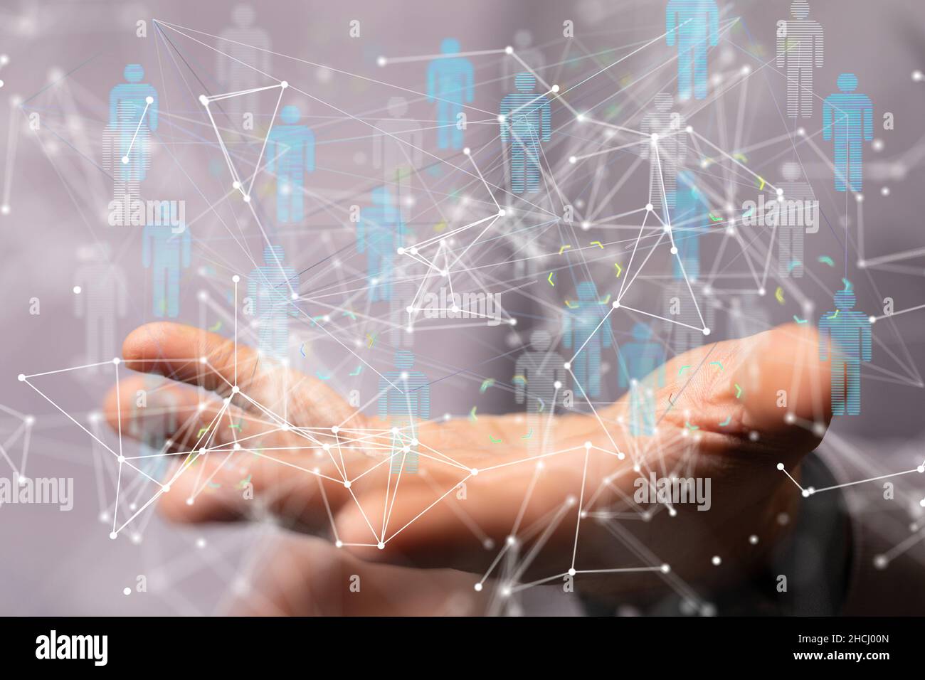 Primo piano di una mano che mostra le icone della connessione di rete digitale Foto Stock