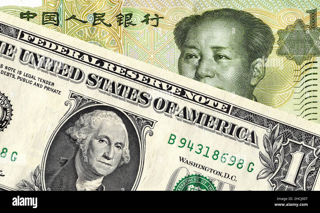 Banconota da 1 yuan e un dollaro americano. Concetto di guerra commerciale e di barriera fiscale economica Foto Stock