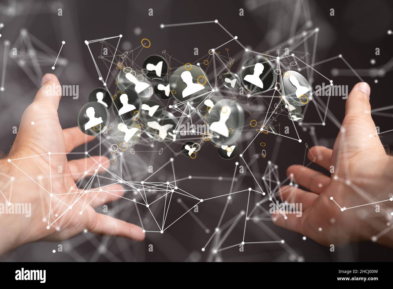 Primo piano delle mani che mostrano le icone di connessione alla rete digitale Foto Stock