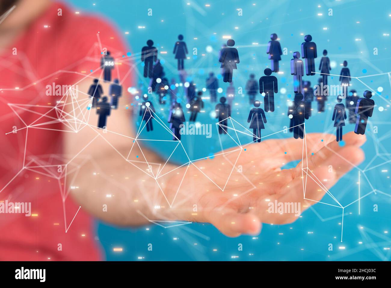 Primo piano di una mano che mostra le icone della connessione di rete digitale Foto Stock