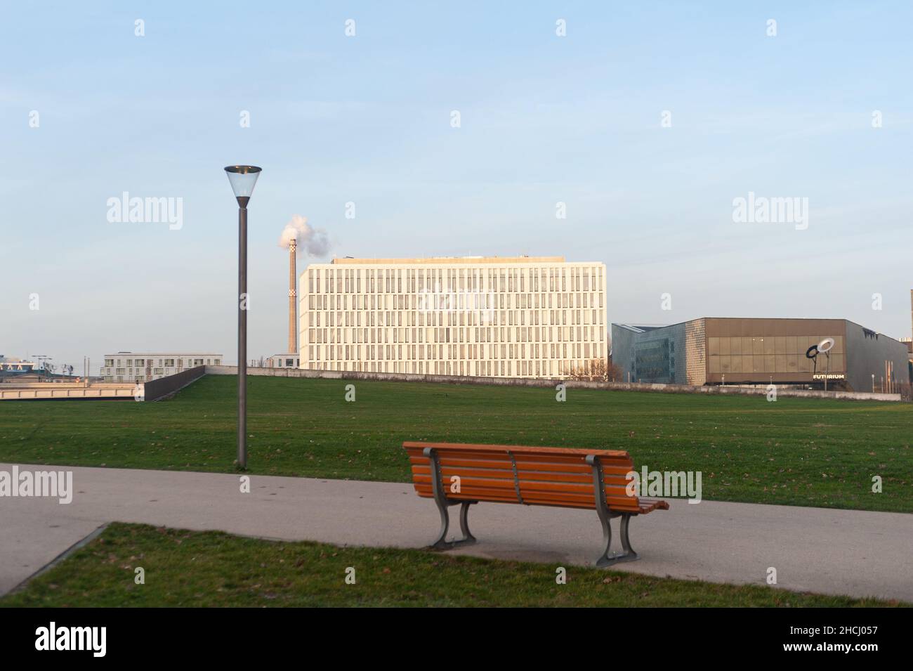 22.12.2021, Berlino, Germania, Europa - panca vuota e lampada da strada a Spreebogenpark nel quartiere Mitte con edificio Futurium sullo sfondo. Foto Stock