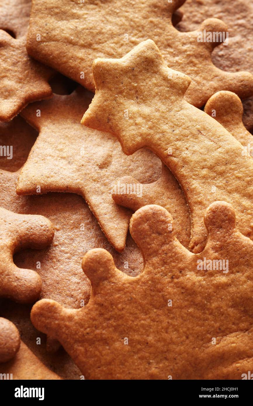 Immagine ravvicinata dei biscotti fatti in casa di pan di zenzero. Foto Stock