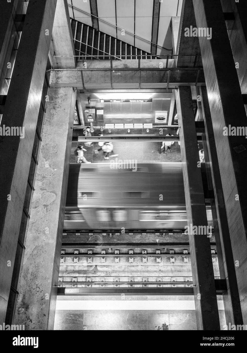 Immagine in bianco e nero della piattaforma della stazione della metropolitana di Lisbona e del treno in movimento, vista dall'alto Foto Stock