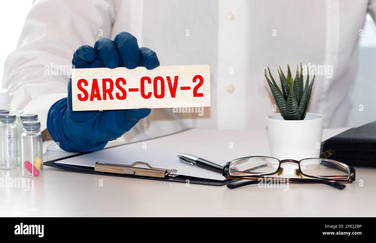 Concetto medico circa SARS-cov-2 fatti con segno sul pezzo di carta Foto Stock