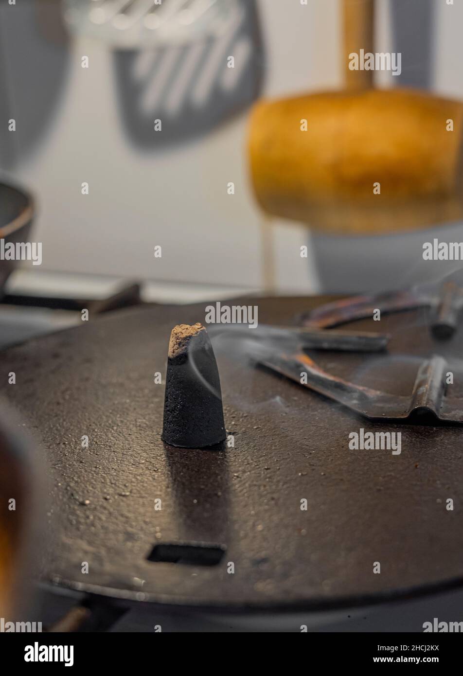 Incenso cono fumando in cucina nella sera di fiaba di Natale Foto Stock