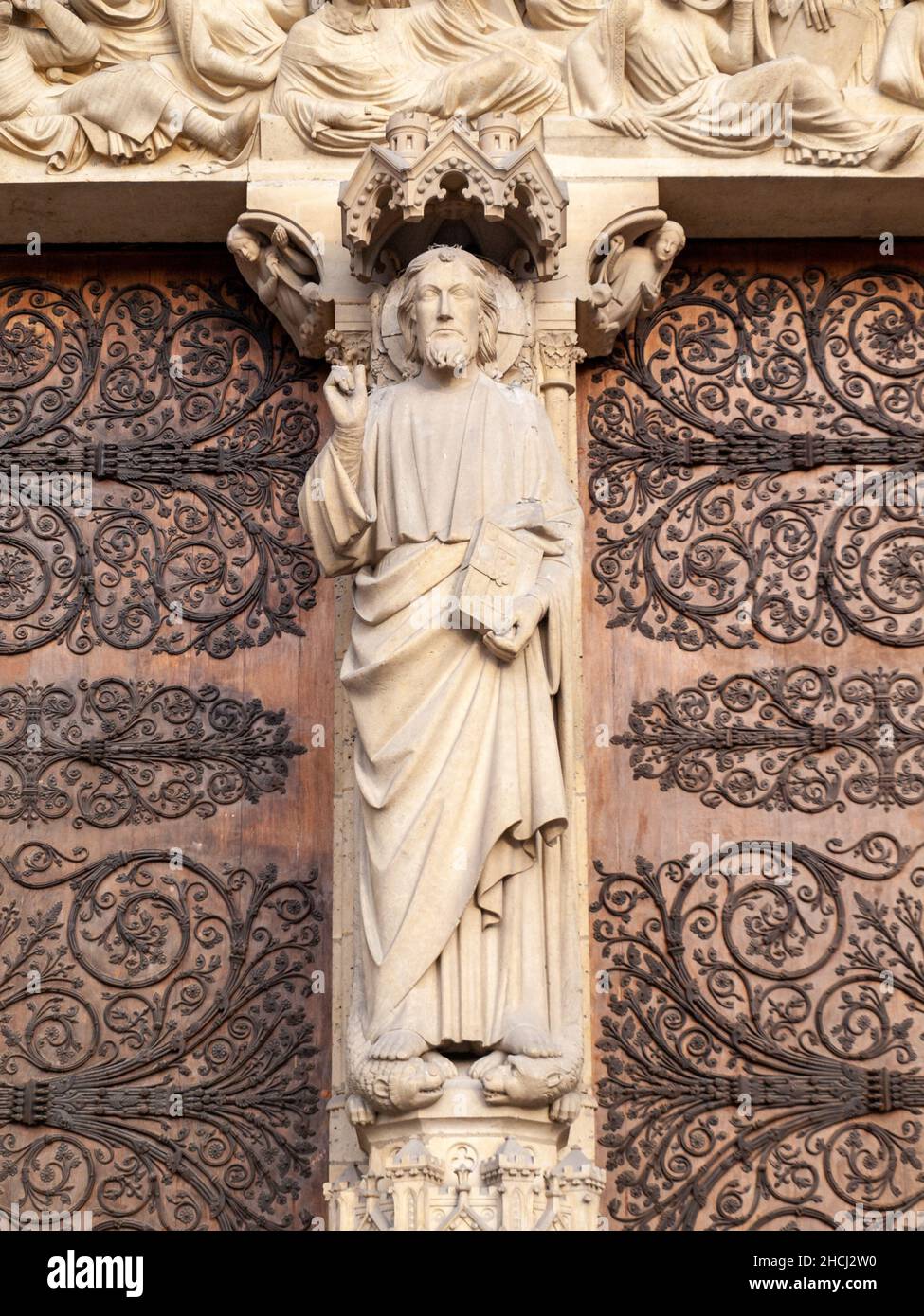 Notre-Dame de Paris trombeau del Portale del Giudizio universale statua di Beau Dieu Foto Stock