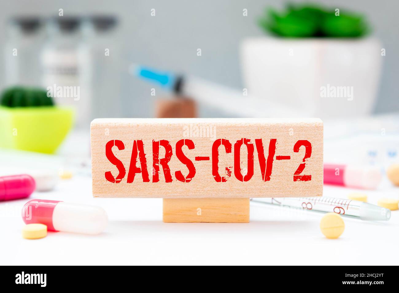 SARS-COV-2 variante di Coronavirus Omicron. Il nome OMICRON rivela. Sfondo rosso e nero. Foto Stock