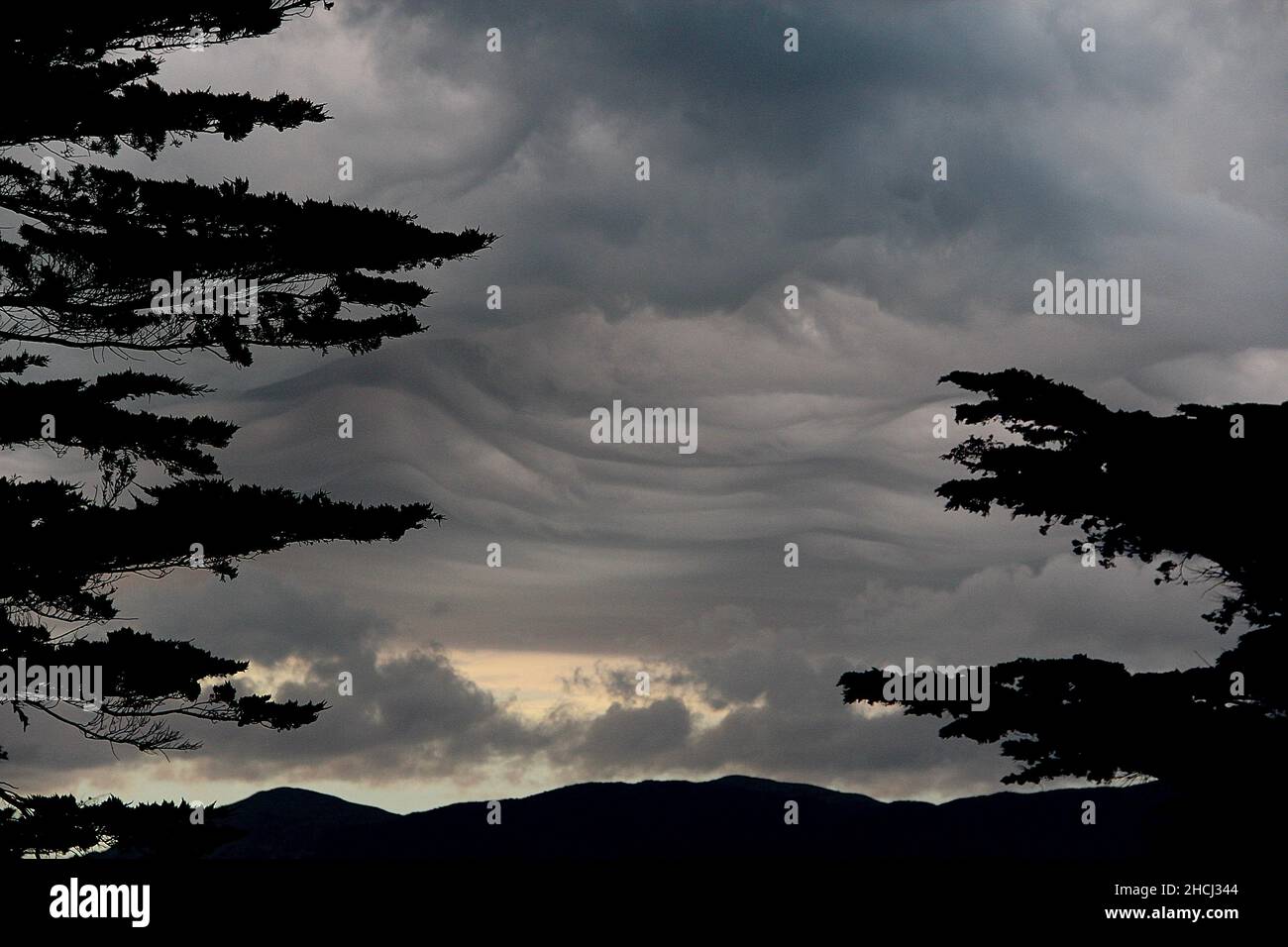 Formazioni di nuvole di tempesta al tramonto Foto Stock