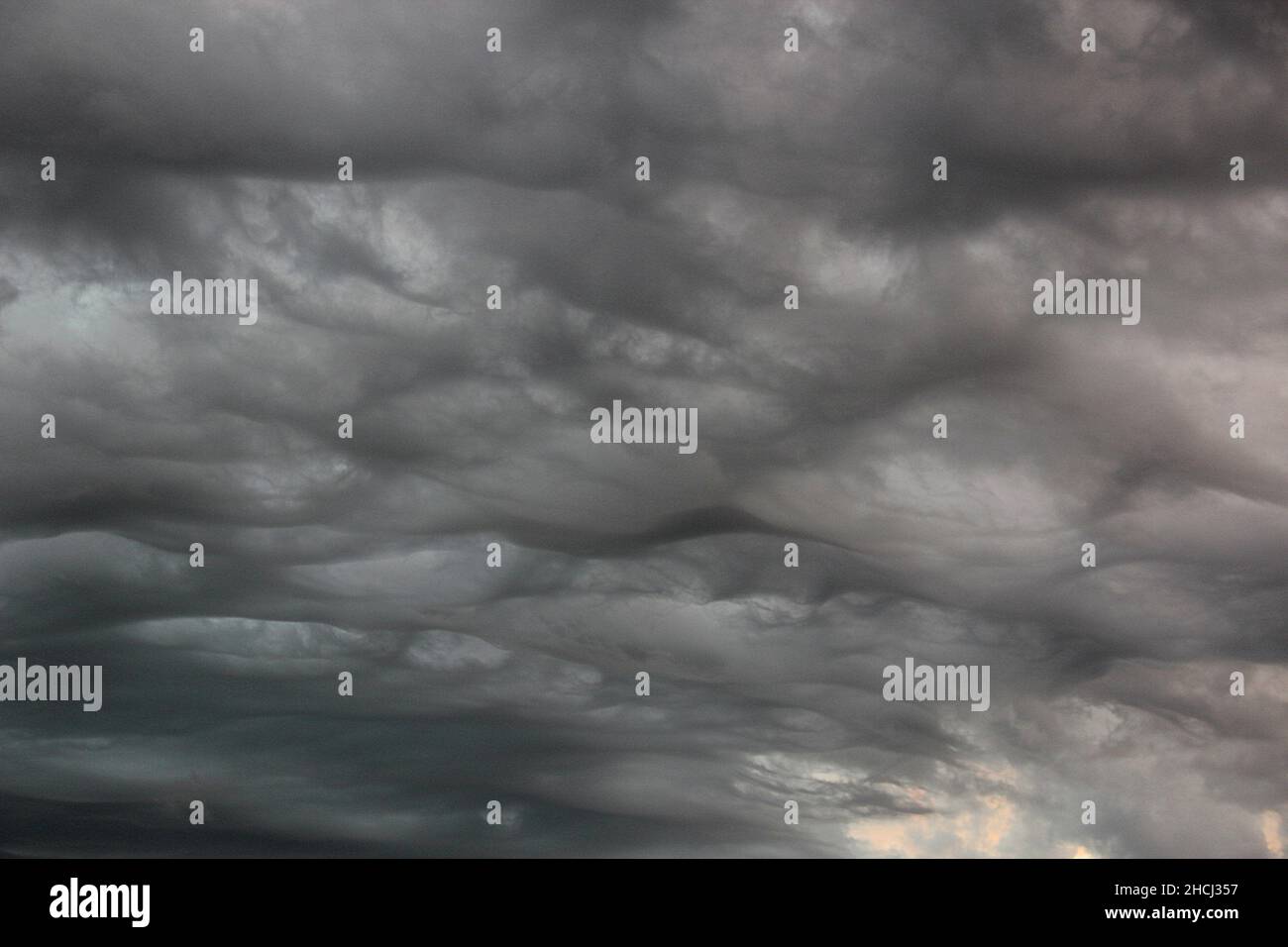 Formazioni di nuvole di tempesta al tramonto Foto Stock