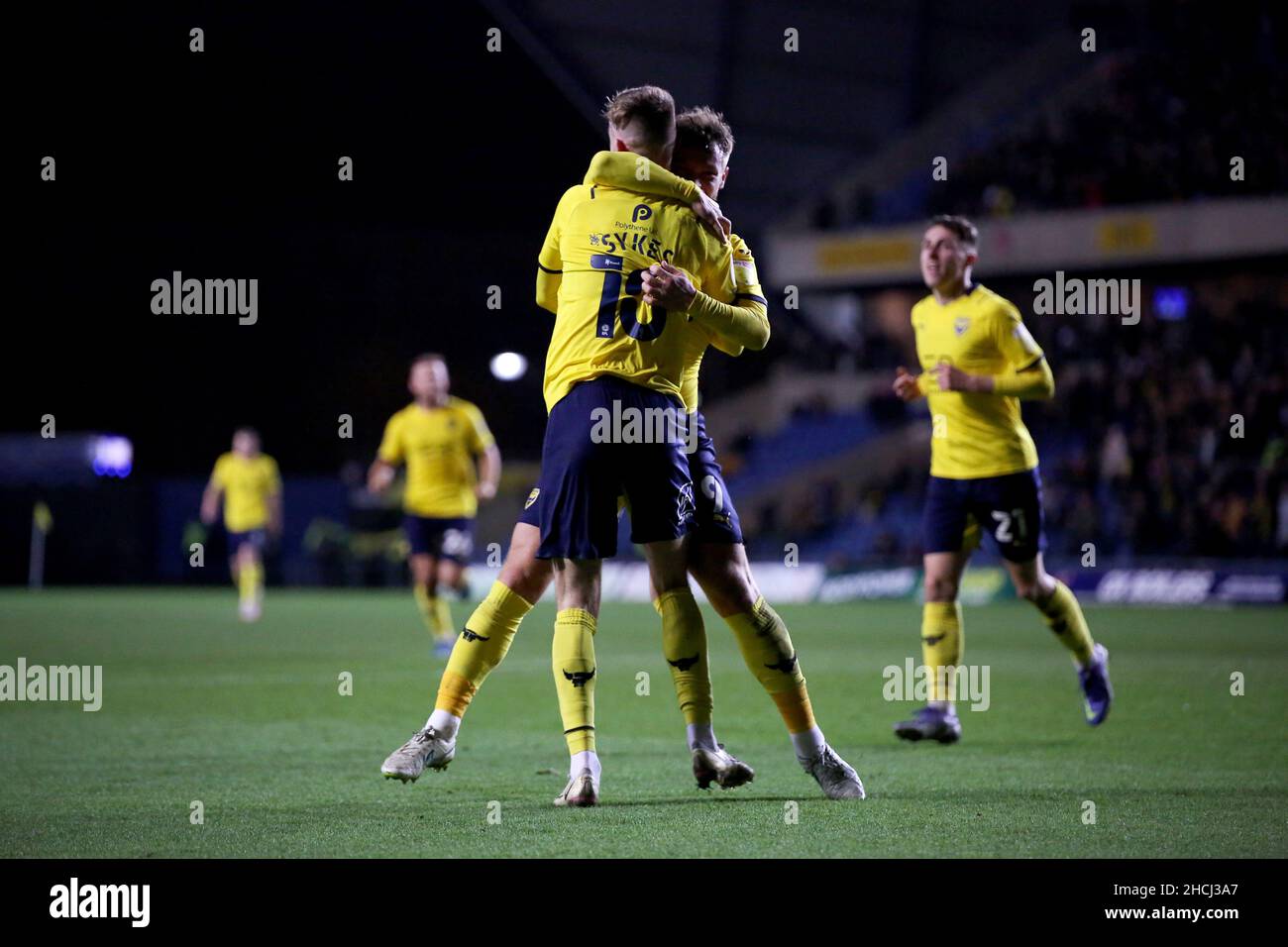 OXFORD, REGNO UNITO. DICEMBRE 29th Mark Sykes of Oxford United festeggia dopo aver aperto il punteggio durante la partita della Sky Bet League 1 tra Oxford United e AFC Wimbledon al Kassam Stadium di Oxford mercoledì 29th dicembre 2021. (Credit: Kieran Riley | MI News) Credit: MI News & Sport /Alamy Live News Foto Stock