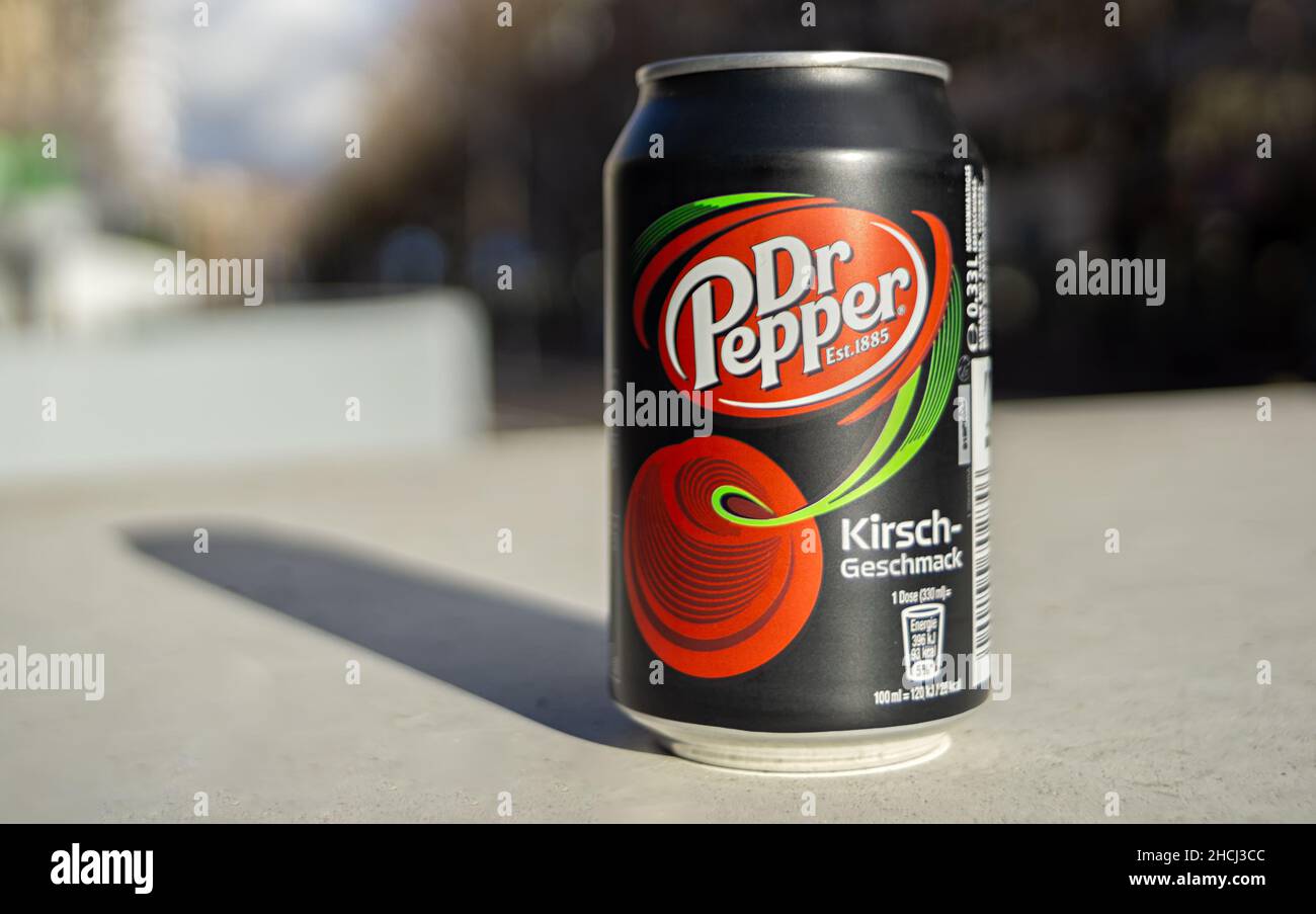 Stoccarda,Germania,Dicembre 05,2021: Calwer Strasse si tratta di una lattina rossa, nera e verde del Dr Pepper con gusto di ciliegia. È stata fabbricata in Germania Foto Stock