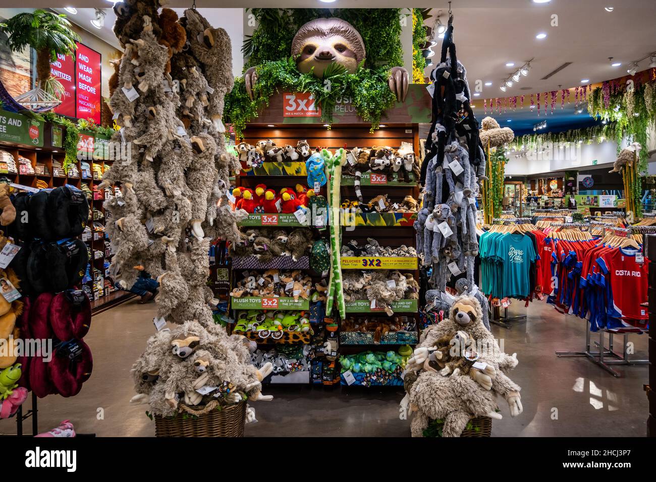 Giocattoli e altri souvenir nei negozi di articoli da regalo dell'aeroporto internazionale San Jose Juan Santamaría. Costa Rica, America Centrale. Foto Stock