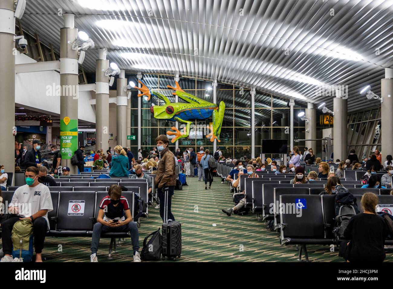 Passeggeri nell'area d'attesa dell'aeroporto internazionale San Jose Juan Santamaría. Costa Rica, America Centrale. Foto Stock