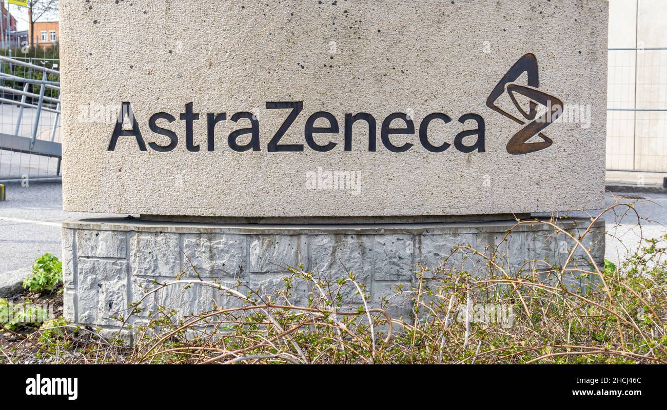 Sodertalje, Svezia - 11 maggio 2021: Logotipo della fattoria farmaceutica AstraZeneca all'ingresso delle loro strutture Foto Stock