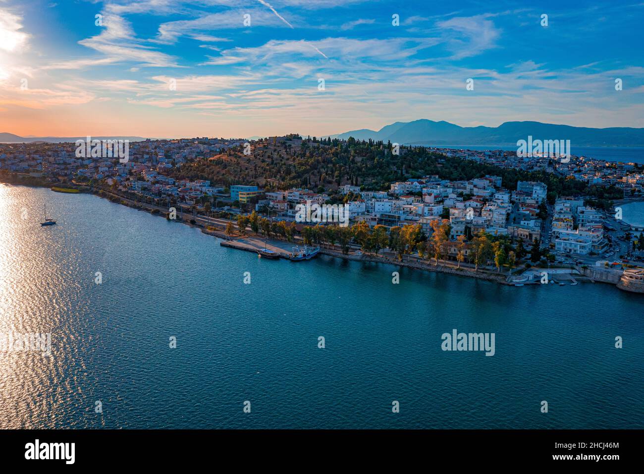 Vista aerea serale della città di Chalkida nella Grecia centrale. Foto Stock