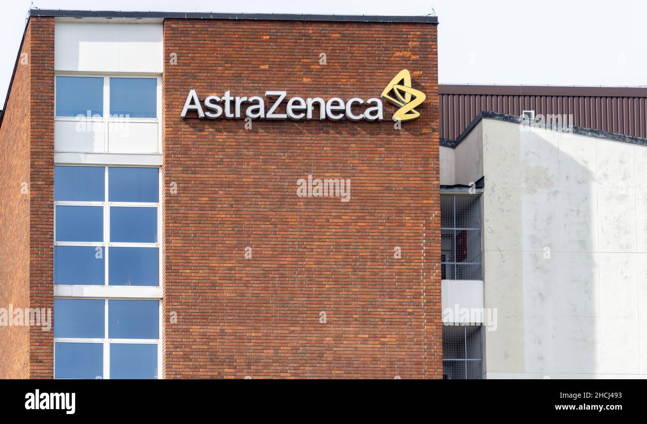 Sodertalje, Svezia - 11 maggio 2021: Un cartello sull'edificio con il logo AstraZenecas all'ingresso degli impianti di produzione in Svezia Foto Stock