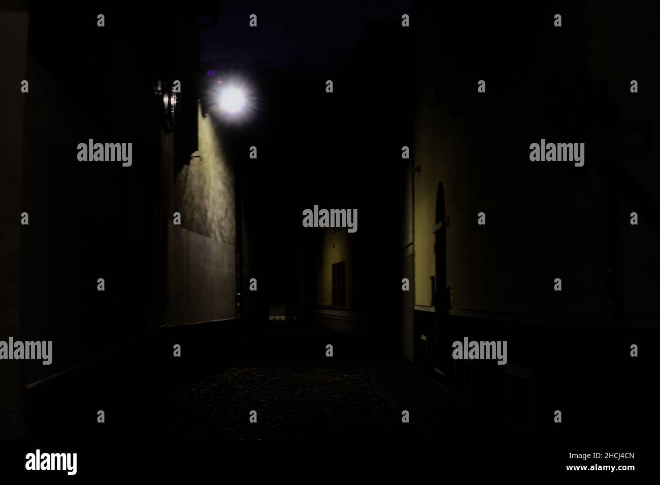 Vicolo in una città italiana di notte Foto Stock