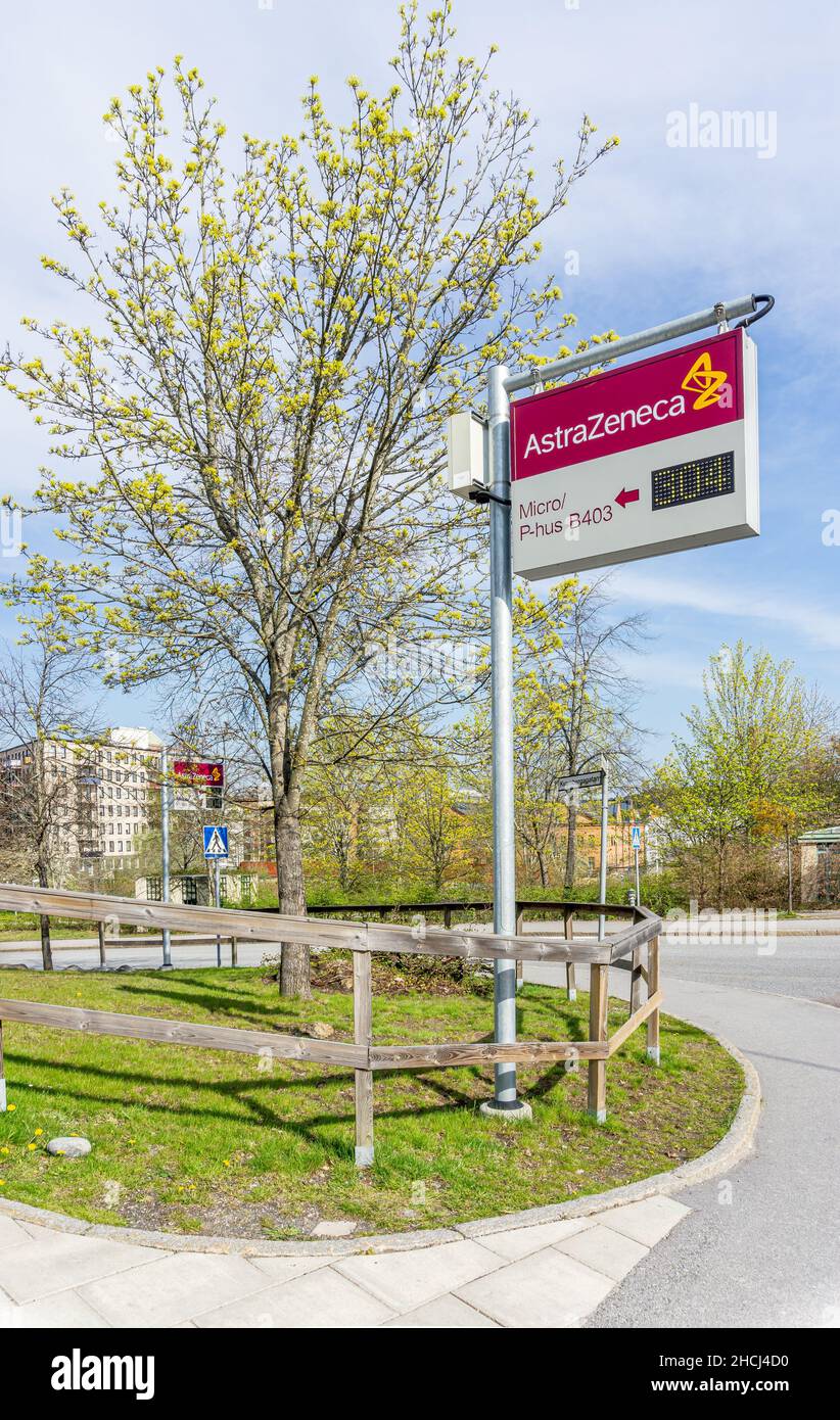 Sodertalje, Svezia - 11 maggio 2021: Logotipo AstraZenecas sul cartello di parcheggio con testo chiaramente visibile di fronte alle sue strutture Foto Stock