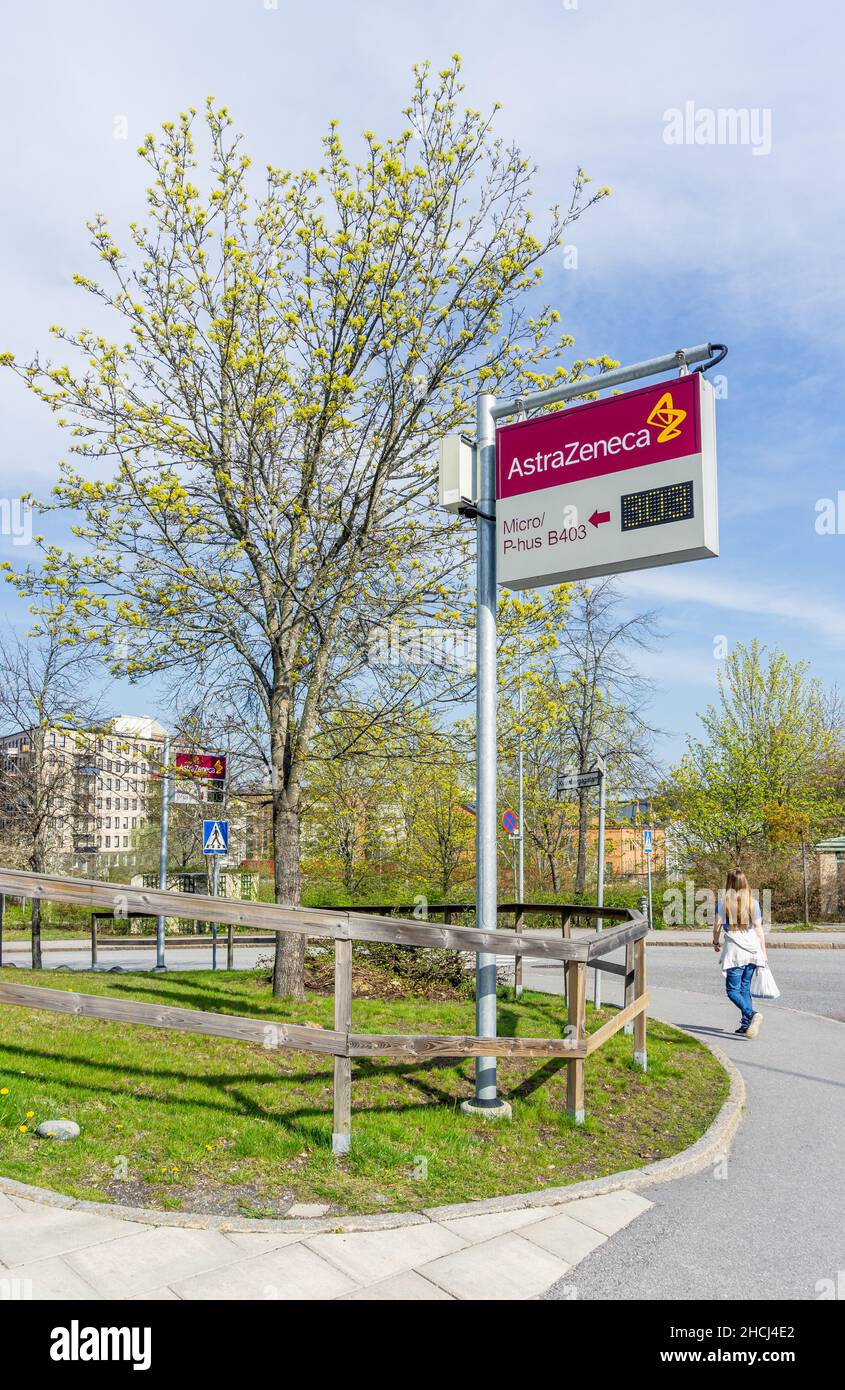 Sodertalje, Svezia - 11 maggio 2021: Segnale di parcheggio all'esterno delle strutture di AstraZenecas in Scandinavia Foto Stock