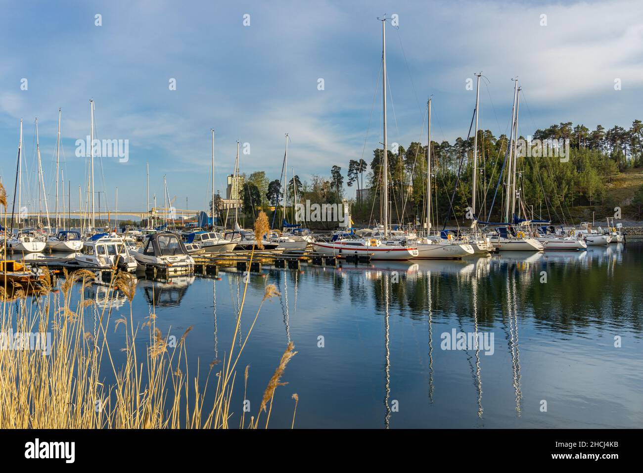 Sodertalje, Svezia - 11 maggio 2021: Vista sul porto nella cittadina svedese con barche a vela e barche preparate per la stagione estiva Foto Stock