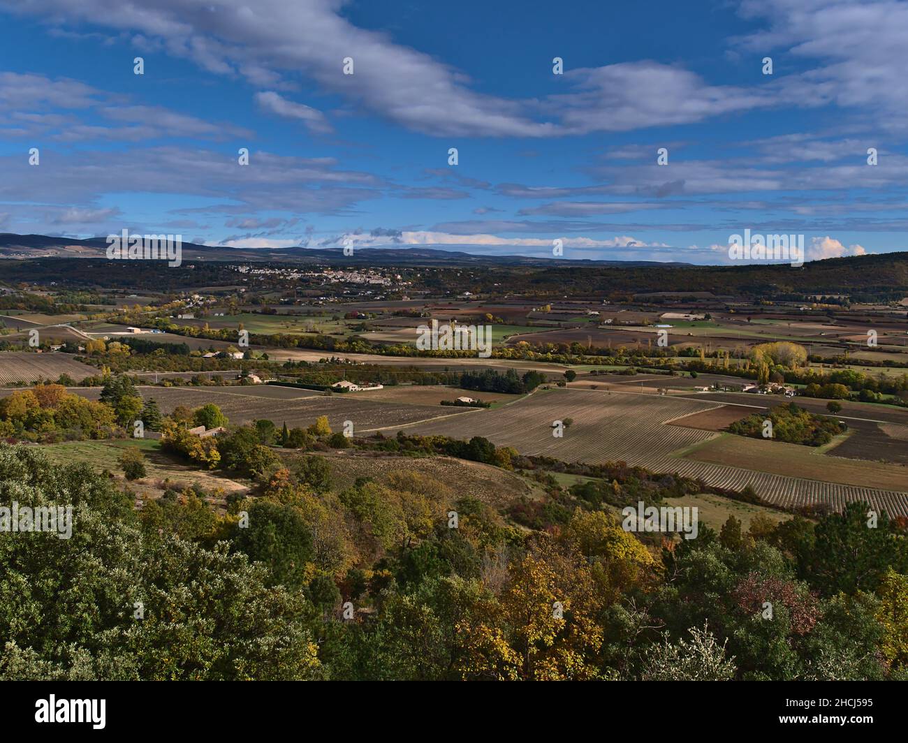 Bella vista panoramica della valle Nesque vicino villaggio Sault in Provenza regione, Francia in giornata di sole in autunno stagione con campi di lavanda. Foto Stock