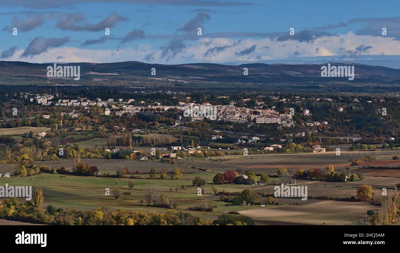 Bella panoramica del piccolo villaggio Sault con edifici storici nella regione della Provenza, Francia sopra la valle Nesque in giorno di sole nella stagione autunnale. Foto Stock