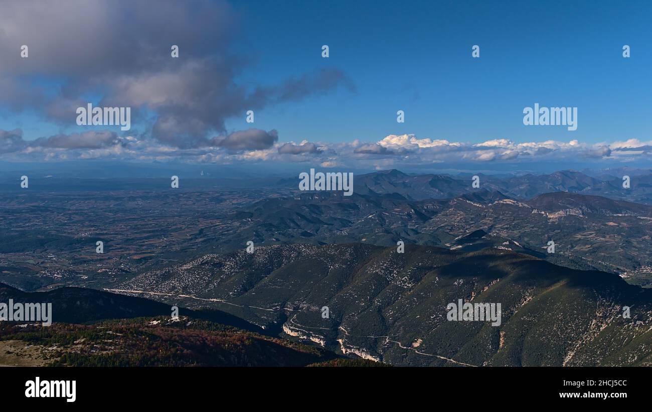 Vista panoramica della catena montuosa subalpina Les Baronnies vista dalla vetta del Mont Ventoux nella regione della Provenza, in Francia, giorno di sole in autunno. Foto Stock
