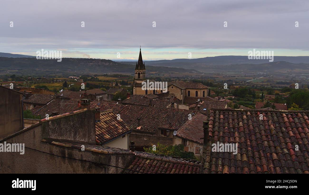 Vista sul piccolo villaggio Bonnieux nella bassa catena montuosa Luberon regione Provenza, Francia in giornata nuvolosa nella stagione autunnale con edifici caratteristici. Foto Stock
