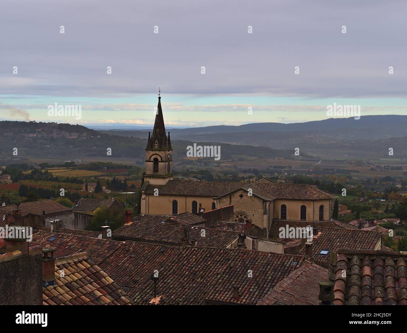Bella vista del centro del piccolo villaggio Bonnieux nella catena montuosa Luberon in Provenza, Francia in giornata nuvolosa in autunno con edifici tipici. Foto Stock