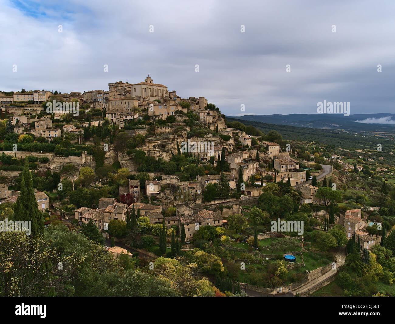 Bella vista del piccolo villaggio Gordes situato su una collina rocciosa sopra la valle del Luberon nella regione della Provenza, Francia con edifici storici in pietra. Foto Stock