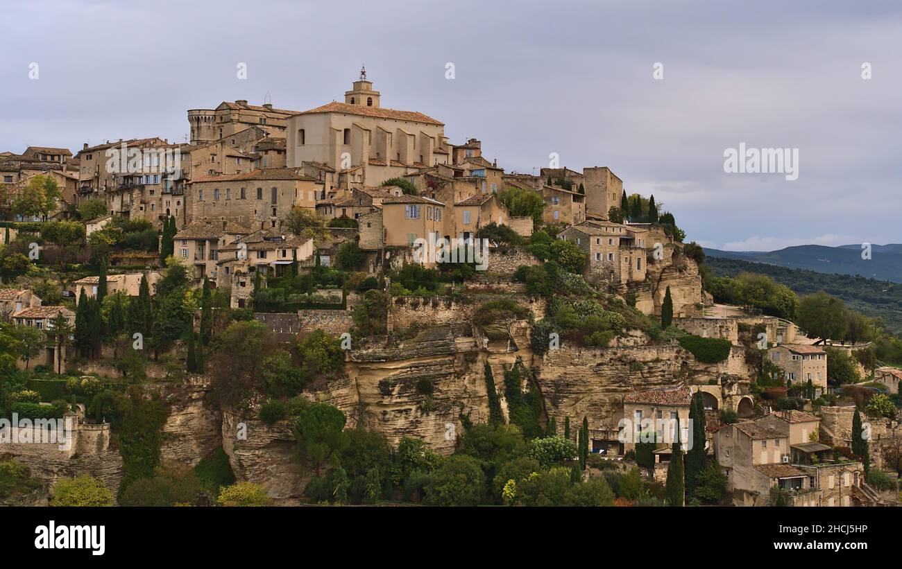 Bella vista della parte superiore del popolare villaggio Gordes situato su una collina rocciosa sopra la valle del Luberon in Provenza, Francia con case caratteristiche. Foto Stock