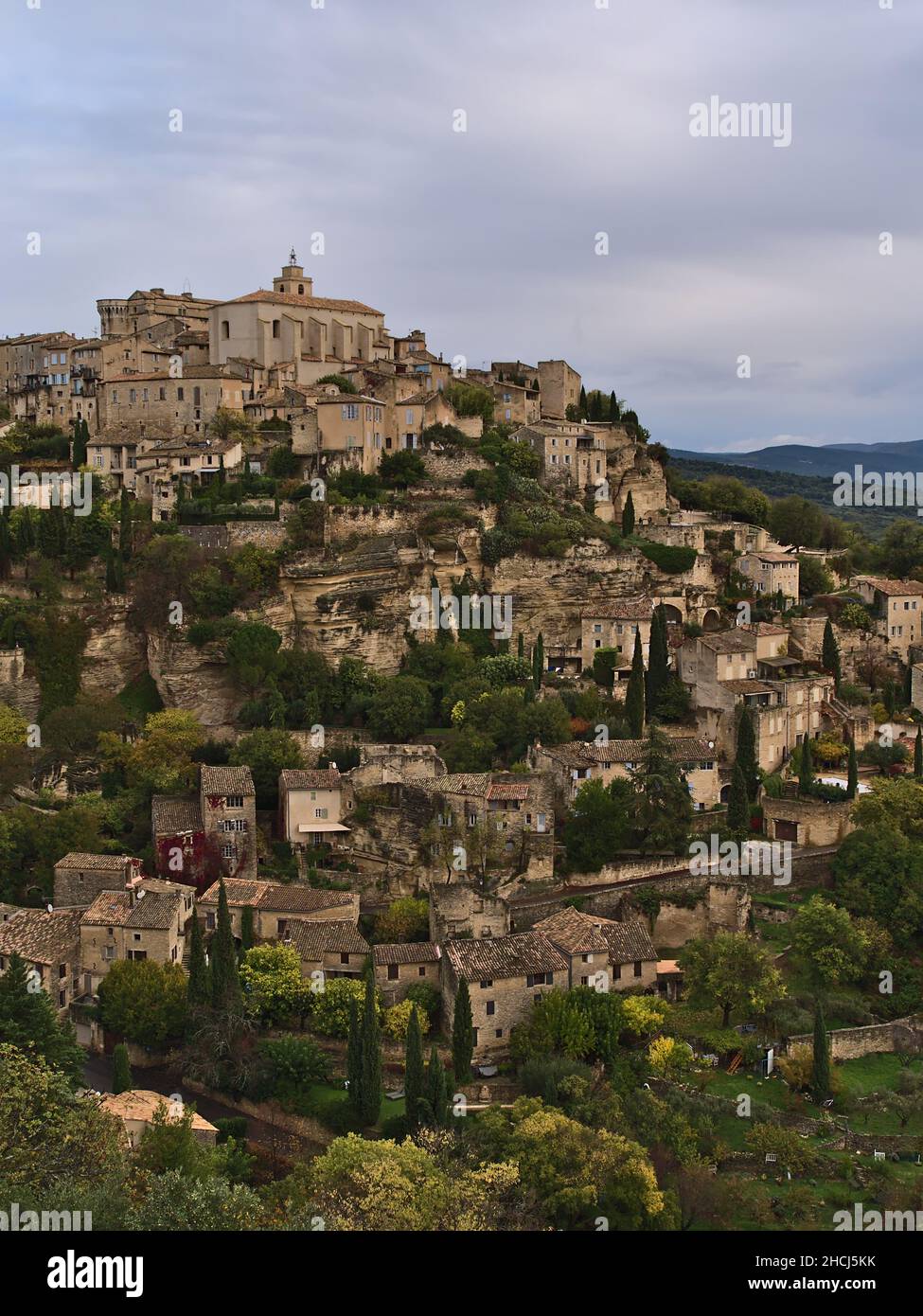 Vista del famoso villaggio di montagna Gordes situato sulla collina tra rocce sopra la valle del Luberon in Provenza, Francia con edifici tradizionali in pietra. Foto Stock