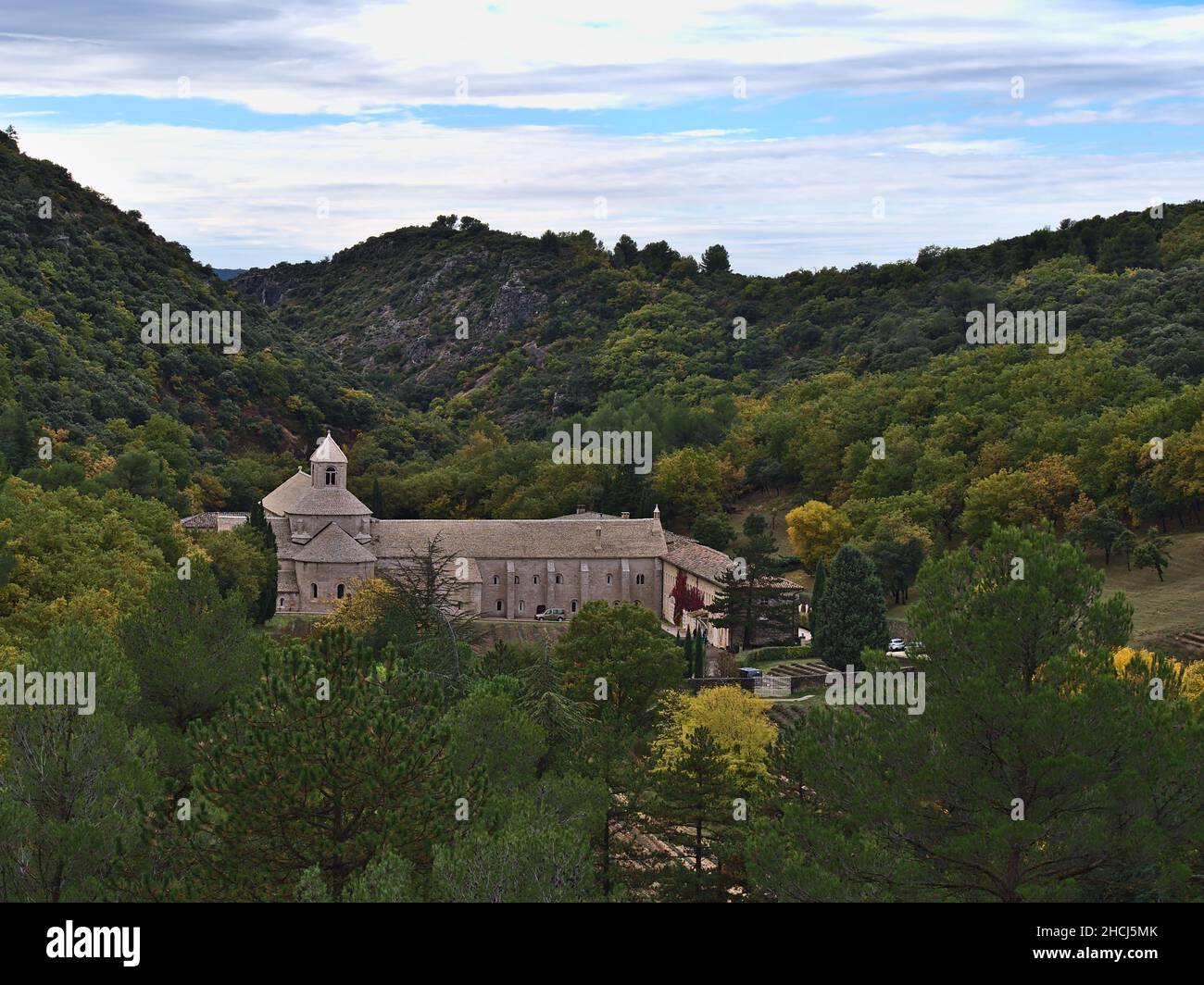 Vista del monastero cistercense Abbaye Notre-Dame de Senanque situato in una valle remota vicino Gordes, Francia nella regione della Provenza in giornata nuvolosa in autunno. Foto Stock
