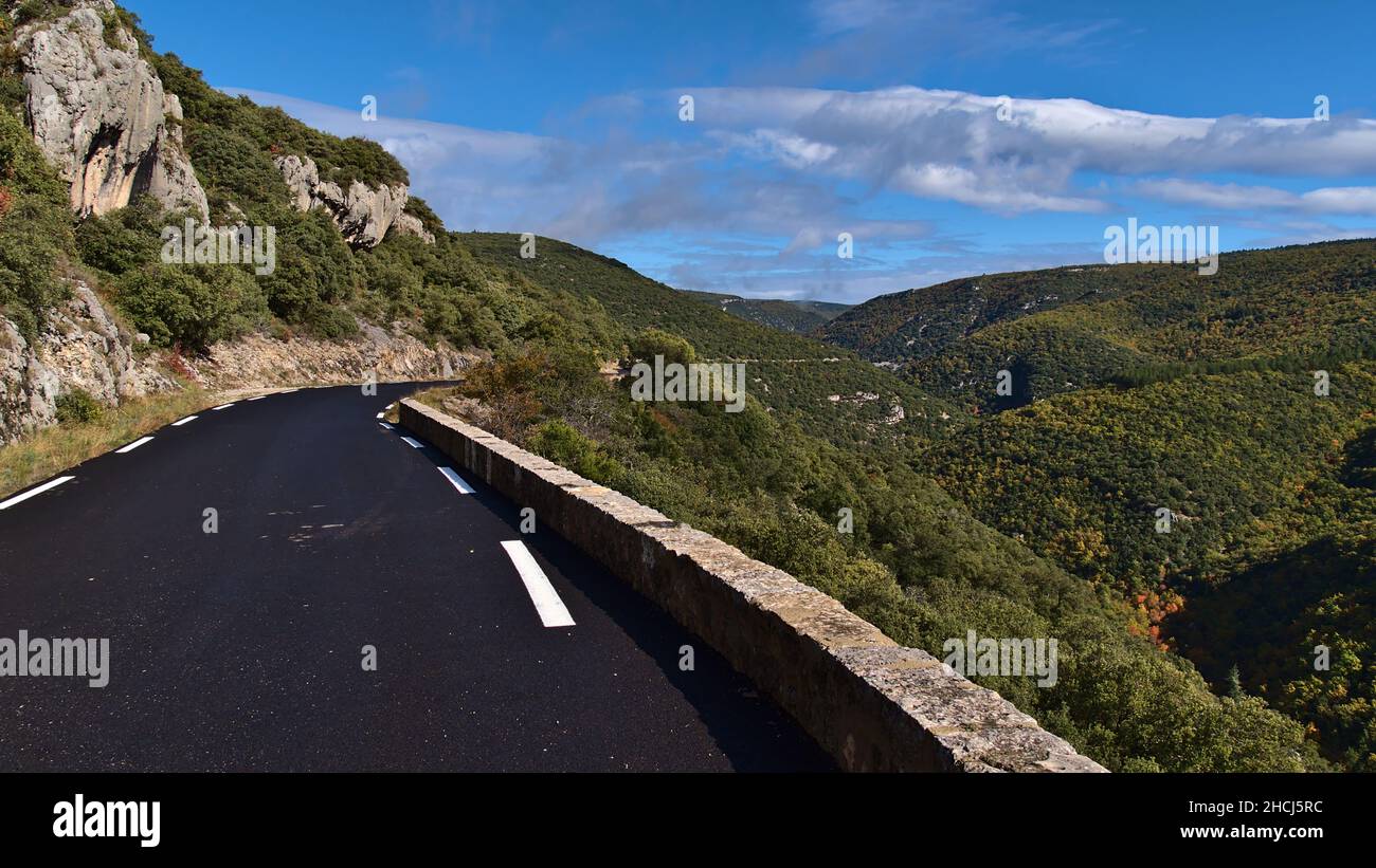 Prospettiva di diminuzione della strada di campagna D942 sopra canyon Gorges de la Nesque nei Monti Vaucluse nella regione della Provenza, Francia in giornata di sole. Foto Stock
