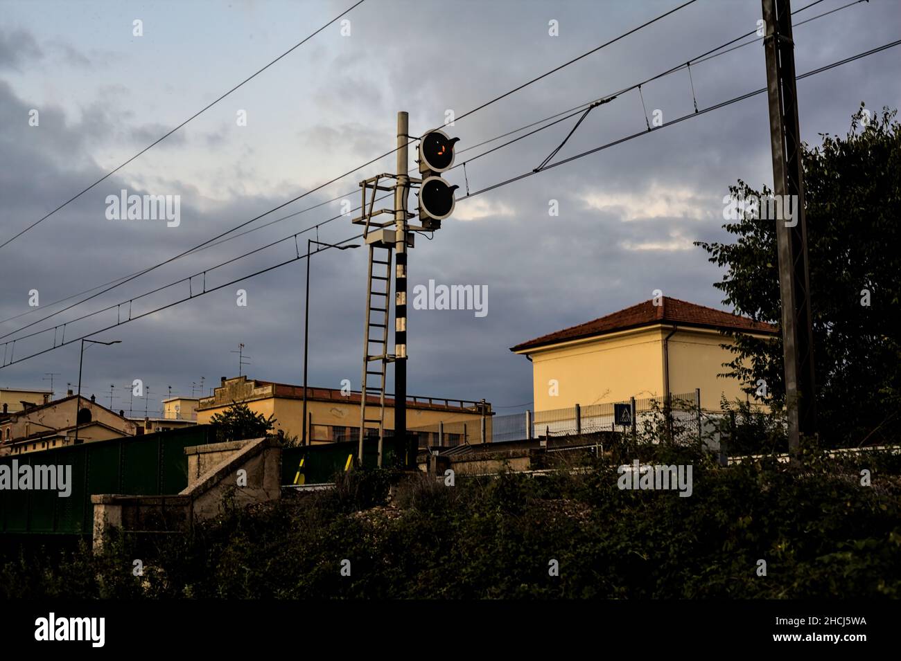 Pista ferroviaria su un ponte in una giornata nuvolosa al tramonto Foto Stock