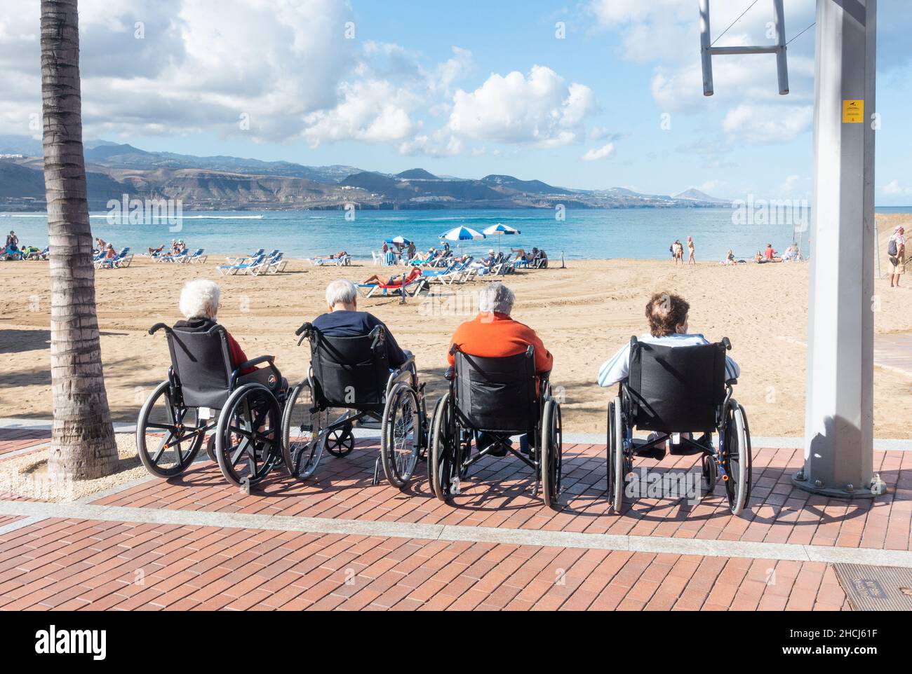 Anziani da casa di cura in gita di un giorno alla spiaggia in Spagna Foto Stock