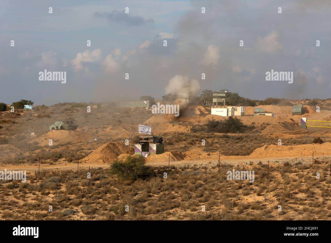 I gruppi armati palestinesi partecipano a un trivello che simula una guerra contro Israele, a Rafah, nella striscia meridionale di Gaza, il 29 dicembre 2021. Foto Stock