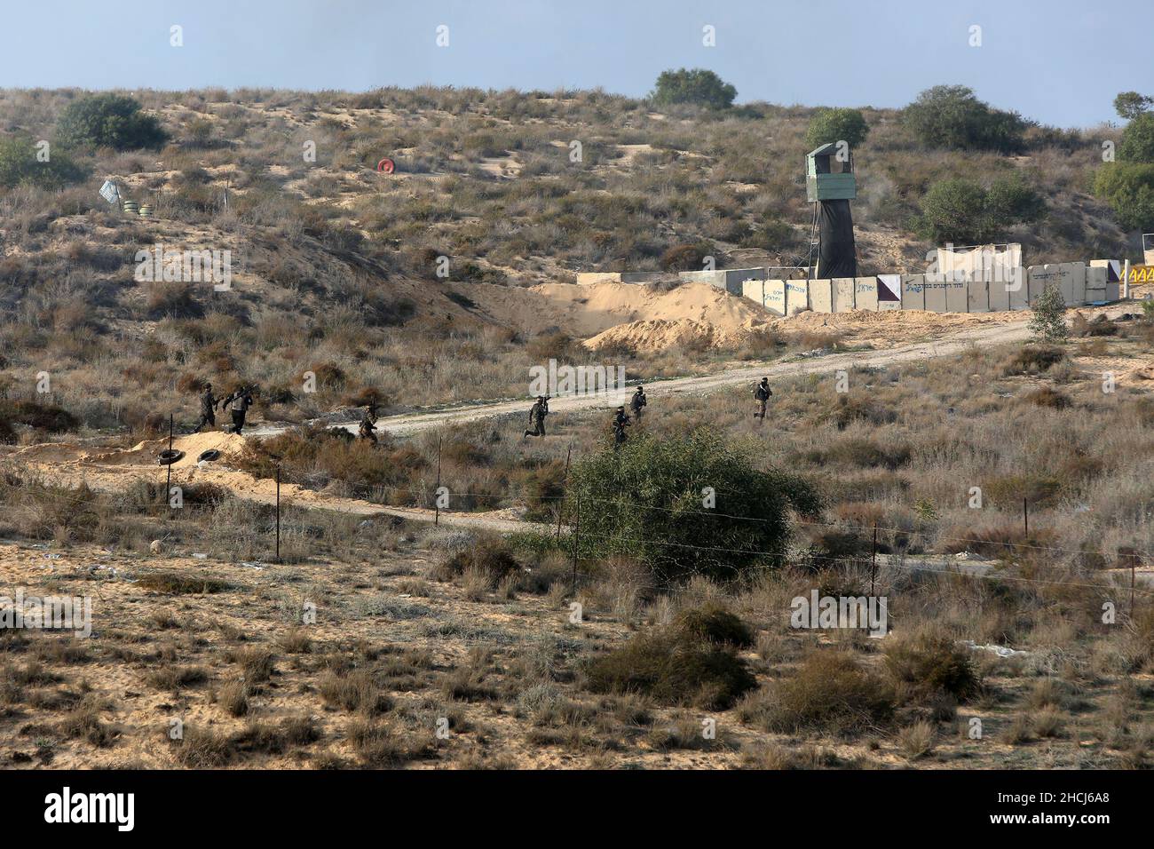 I gruppi armati palestinesi partecipano a un trivello che simula una guerra contro Israele, a Rafah, nella striscia meridionale di Gaza, il 29 dicembre 2021. Foto Stock
