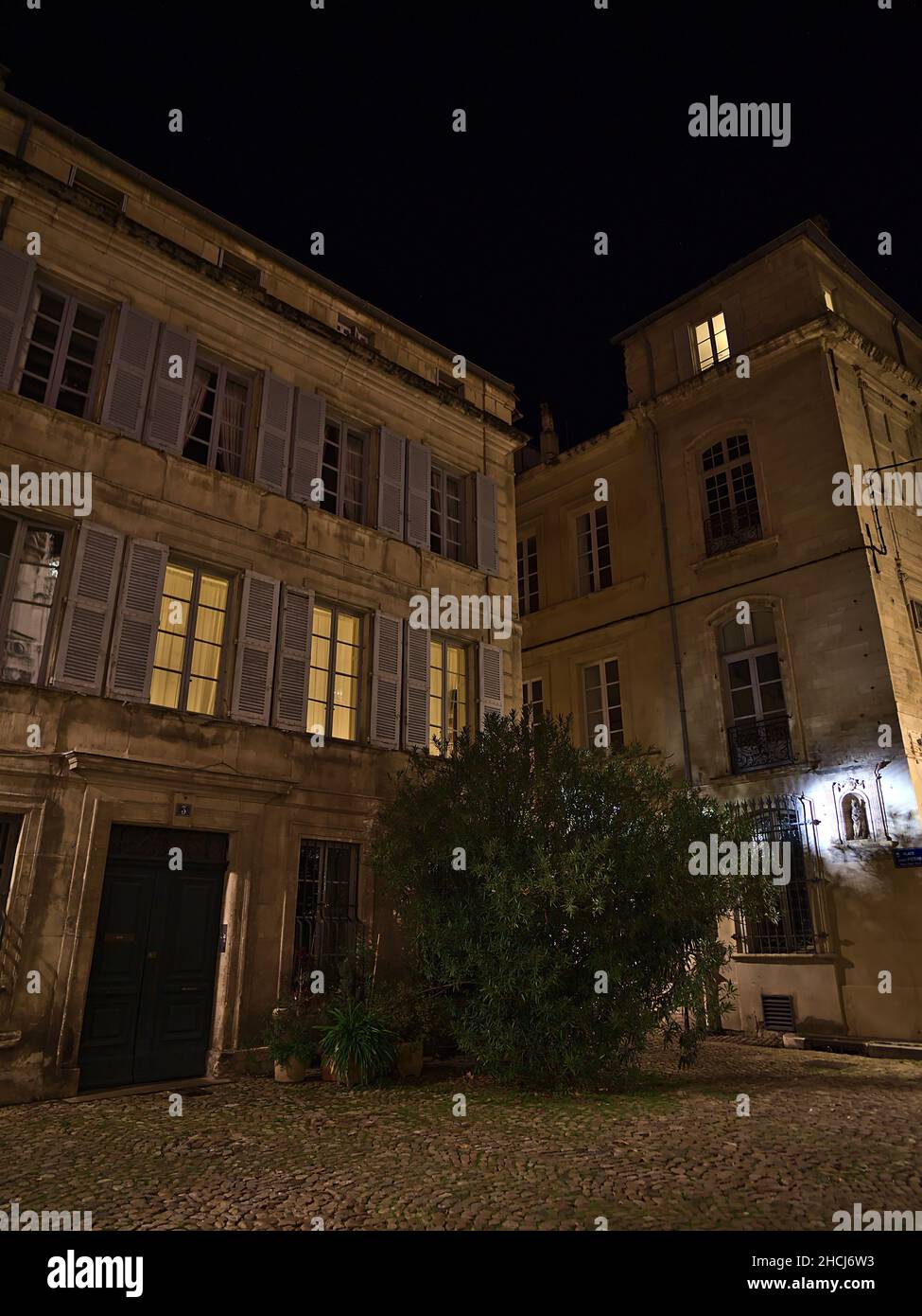 Splendida vista su una piazza della città con ciottoli nel centro storico di Avignone, Provenza, Francia con caratteristici edifici antichi. Foto Stock