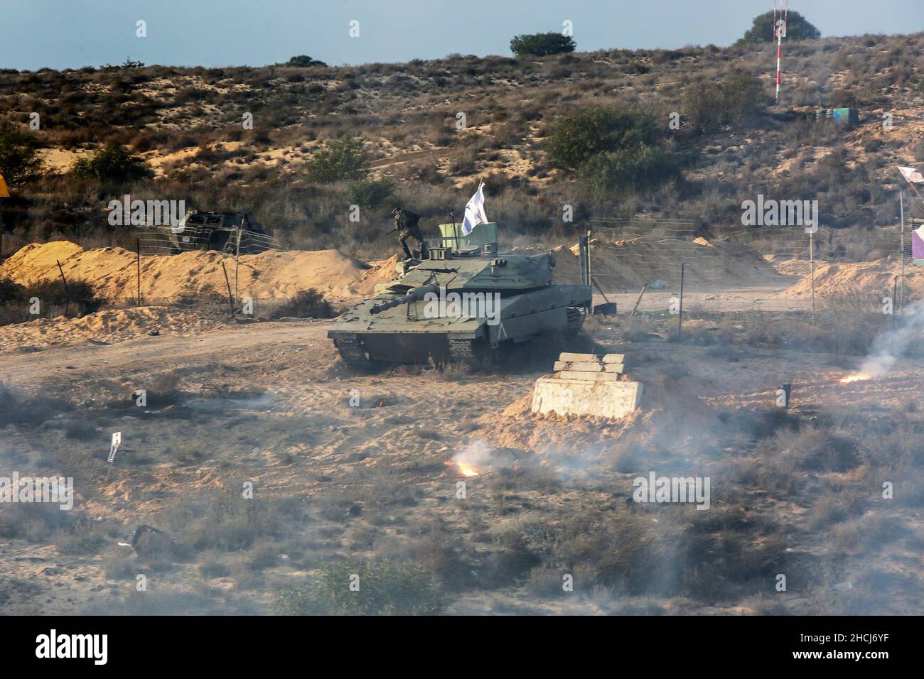 I gruppi armati palestinesi partecipano a un trivello che simula una guerra contro Israele, a Rafah, nella striscia meridionale di Gaza, il 29 dicembre 2021. Foto Stock