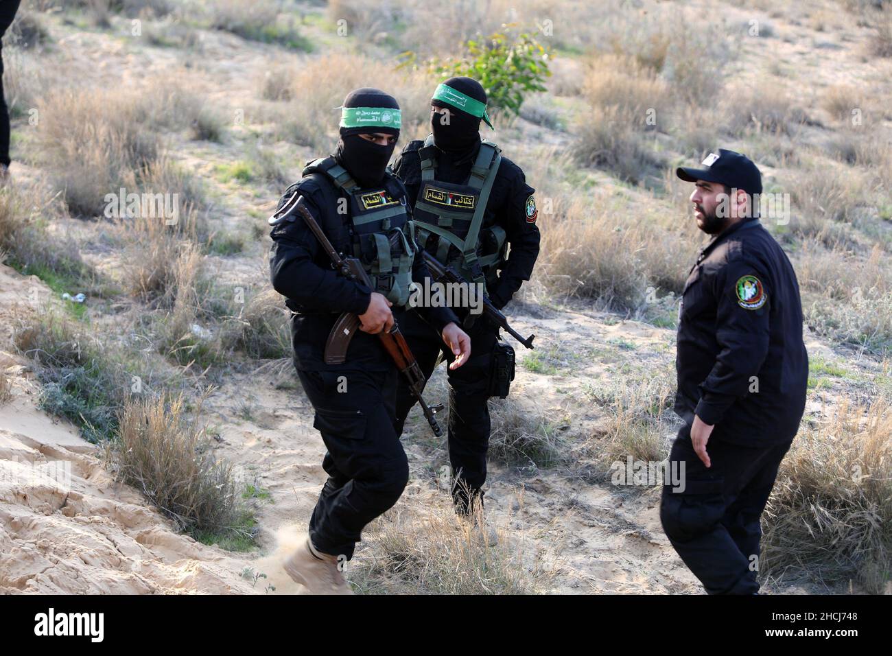I gruppi armati palestinesi partecipano a un trivello che simula una guerra contro Israele, a Rafah, nella striscia meridionale di Gaza, il 29 dicembre 2021. Foto Stock